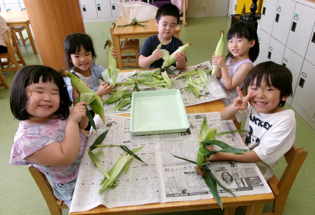 とうもろこしの皮むきをしました！